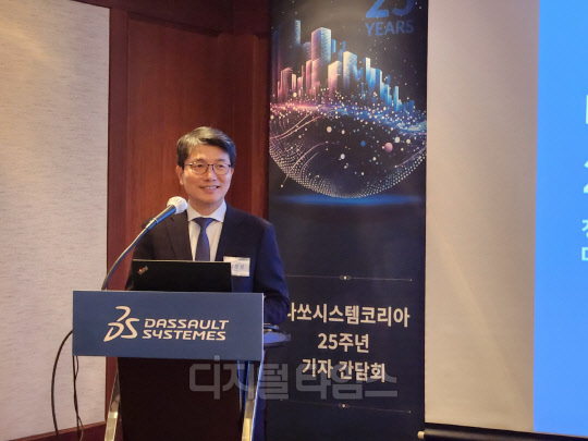 정운성 다쏘시스템코리아 신임 대표가 2일 서울 삼성동 그랜드 인터컨티넨탈 서울 파르나스에서 열린 한국지사 설립 25주년 기자 간담회에서 사업전략을 발표하고 있다. 윤선영 기자